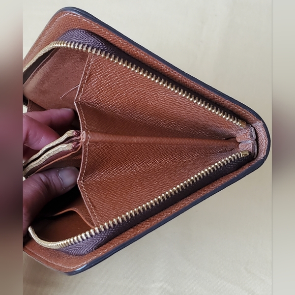 Louis Vuitton Monogram Zippy Wallet - Picture 10 of 16